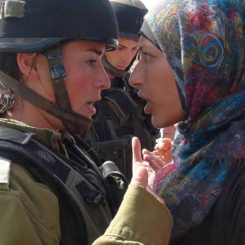 Les forces israéliennes attaquent le rassemblement des Palestiniennes pour la Journée internationale des Droits des Femmes à Qalandiya (vidéo ISM)